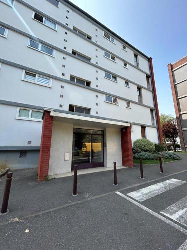 a building with a parking lot in front of it at Chambre double dans appartement, fibre, RER B in Antony