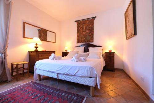 เตียงในห้องที่ Semi-detached provencal farm with swimming pool