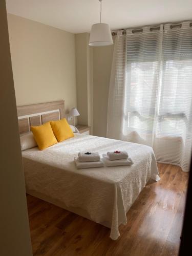 a bedroom with a bed with two towels on it at Rincon TALO RIO in Arcade