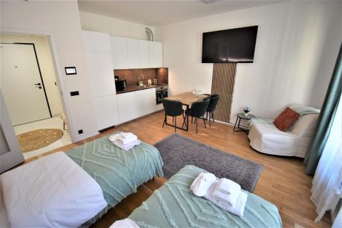 une chambre avec un lit et une cuisine avec une table dans l'établissement Jasminn Apartments, à Prague