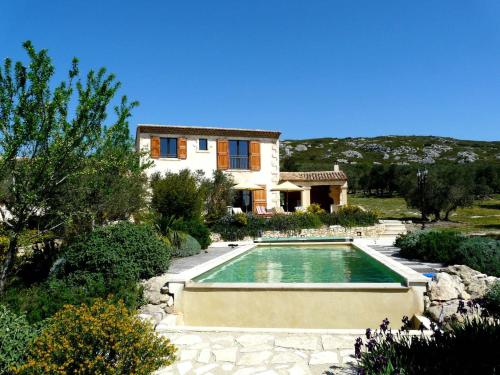 een huis met een zwembad voor een huis bij luxury mas with heated pool in the heart of the alpilles, 10 persons in Mouriès