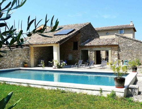 une piscine devant une maison dans l'établissement typical provencal farm 18ème in gordes, luberon area in provence with great charm with magnificent view, ideal for family or friends reunions - 12 persons, à Gordes