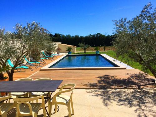 - une piscine avec des chaises, une table et une table dans l'établissement Large family home with private pool in Vignères, 10 sleeps., à Cavaillon