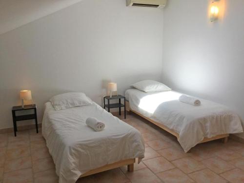 Cette chambre comprend 2 lits avec des draps et des oreillers blancs. dans l'établissement Large family home with private pool in Vignères, 10 sleeps., à Cavaillon