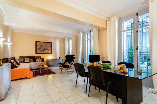 un salon avec un canapé, une table et des chaises dans l'établissement Coulisses fabre comedie - Premiere conciergerie, à Montpellier