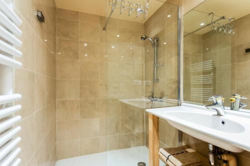 une salle de bain avec un lavabo et une douche dans l'établissement Coulisses fabre comedie - Premiere conciergerie, à Montpellier
