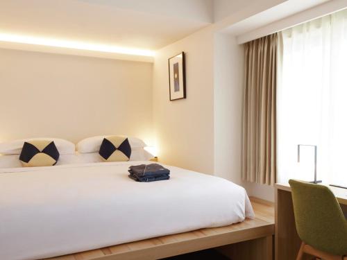 ASAI Kyoto Shijo في كيوتو: غرفه فندقيه بسرير ونافذه