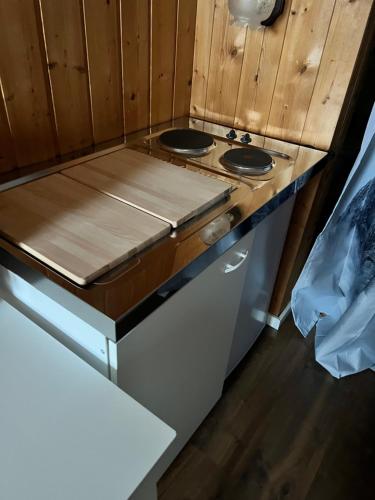 een keuken met 2 wastafels en een aanrecht bij Monteur Handwerker Unterkunft Zimmer Mini Wohnung Bayern WLAN in Perlesreut