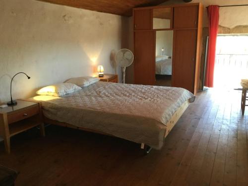 ein Schlafzimmer mit einem Bett, einer Lampe und einem Spiegel in der Unterkunft typical provencal farm in an exceptional natural site, the alpilles park - 8 people. in Les Fléchons