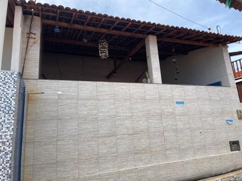 una gran pared de madera frente a un edificio en Casa em Baia Formosa-RN, en Baía Formosa