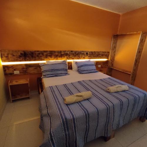 een slaapkamer met een bed met twee handdoeken erop bij pousada e balneário parque das aguas in Umari