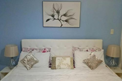 um quarto com uma cama branca com almofadas em AZURE URBAN RESORT RESIDENCES MIAMI City View-one bedroom em Manila