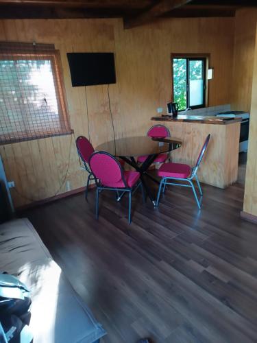 une chambre avec une table et des chaises dans une cabine dans l'établissement Don Agustín, à Lago Ranco
