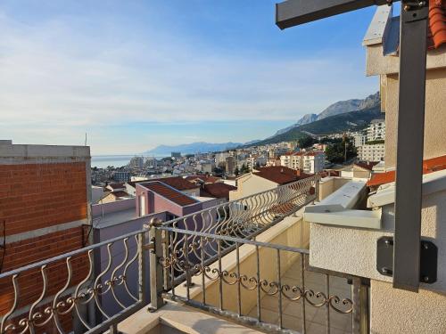 - Balcón con vistas a la ciudad en Apartments city center M&M en Makarska