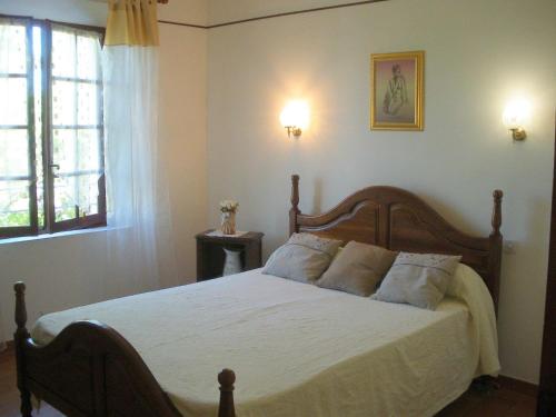 キャブリエール・ダヴィニョンにあるSpacious villa on two levelsのベッドルーム1室(白いシーツ付きのベッド1台、窓付)