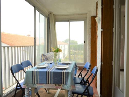 Cette chambre dispose d'un balcon avec une table et des chaises. dans l'établissement Appart 2 pièces, 5 couchages, accès direct plage, Argeles-sur-Mer - FR-1-225-426, à Argelès-sur-Mer