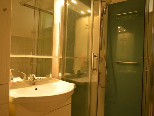 une salle de bain avec un lavabo et une douche en verre dans l'établissement Appart 2 pièces, 5 couchages, accès direct plage, Argeles-sur-Mer - FR-1-225-426, à Argelès-sur-Mer