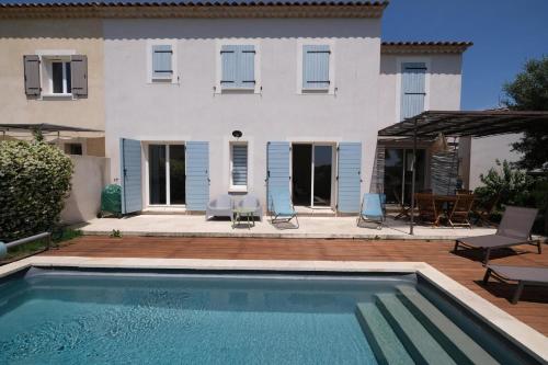 une maison avec une piscine devant une maison dans l'établissement nice house with private pool - 6 persons in the center of the village of mérindol in the luberon in provence, à Mérindol
