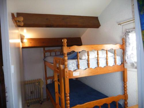 quelques lits superposés dans une chambre dans l'établissement Charmante maison proche plage avec parking privé et terrasse - FR-1-387-84, à Marseillan