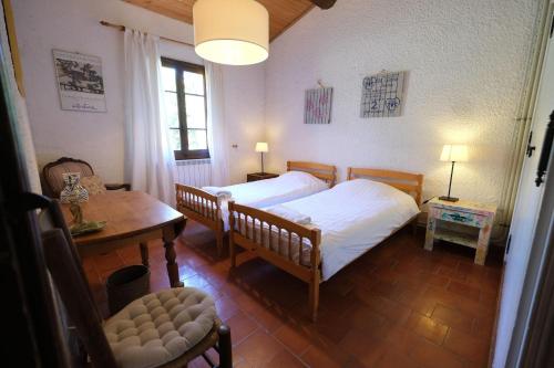 Posteľ alebo postele v izbe v ubytovaní very pleasant provençal mas, typical to the region, with heated pool in saint remy de provence - 9 people