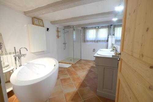 Kúpeľňa v ubytovaní very pleasant provençal mas, typical to the region, with heated pool in saint remy de provence - 9 people