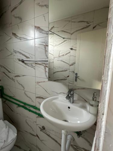 y baño con lavabo y espejo. en Apartman2, en Podgorica