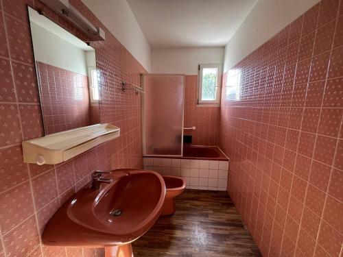 une salle de bain avec un lavabo et des toilettes dans l'établissement T2 calme avec terrasse, parking privatif, cuisine équipée, centre de Cambo-les-Bains - FR-1-495-112, à Cambo-les-Bains