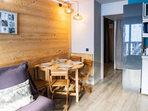 - une salle à manger en bois avec une table et un canapé dans l'établissement Val Thorens : Appartement 4 pers rénové avec balcon, local à ski, au pied des pistes - FR-1-637-70, à Val Thorens