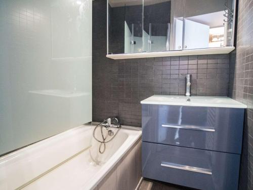une salle de bain avec un lavabo et une baignoire dans l'établissement Val Thorens : Appartement 4 pers rénové avec balcon, local à ski, au pied des pistes - FR-1-637-70, à Val Thorens