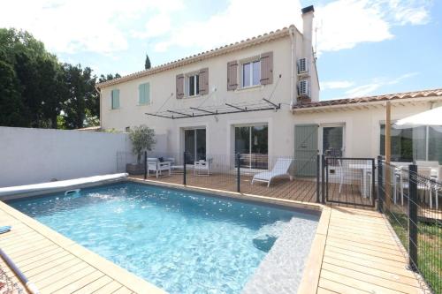 une villa avec piscine devant une maison dans l'établissement charming house in a quiet environment with private swimming pool, near the village center of maussane-les-alpilles - 8 people, à Maussane-les-Alpilles