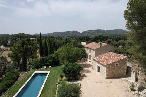 - une vue extérieure sur une maison et une piscine dans l'établissement property in les baux de provence, private pool, magnificent view, ideal for 10 people in the alpilles., aux Baux-de-Provence