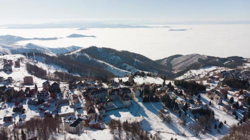 コパオニクにあるApartmani Kraljevi Čardaciの雪の中の町の空の景色