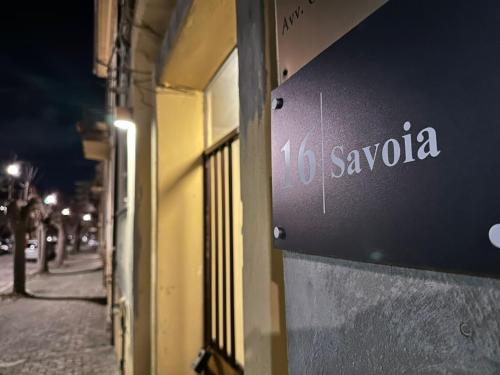 una señal de tienda en un lado de un edificio en COSENZA Savoia 16, en Cosenza