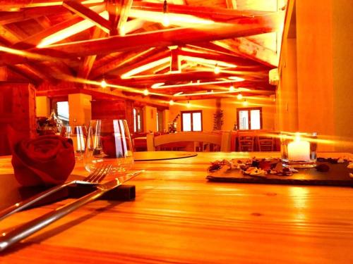 um quarto amplo com piso em madeira e uma mesa em Campeggio Cianabie em Sampeire
