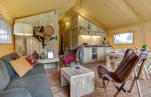 Il comprend un salon avec un canapé et une cuisine. dans l'établissement Easyatent Safari tent Bijela Uvala, à Poreč