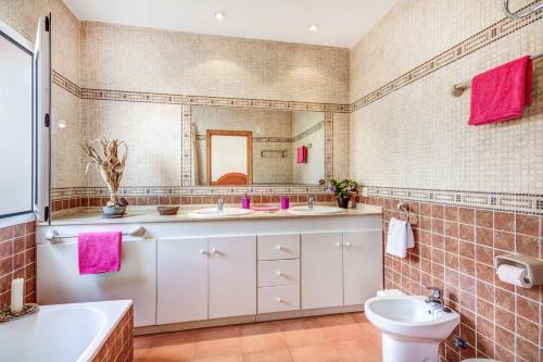 カラン・ポルテルにあるVilla Olgaの洗面台が2つと鏡があるバスルーム