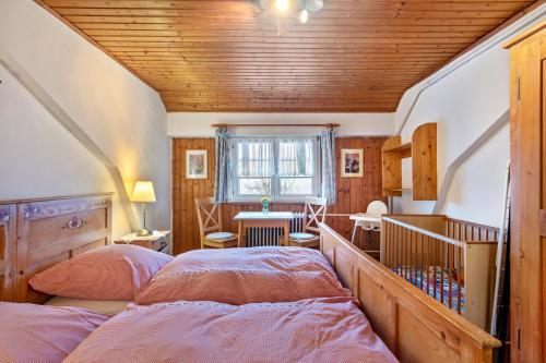 um quarto com 2 camas e um tecto de madeira em Ferienwohnung Hofidylle em Münstertal