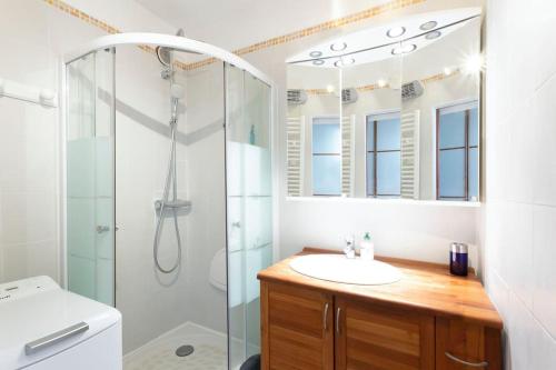 une salle de bain avec un lavabo et une douche dans l'établissement Chez Muriel - Fabuleux appartement en centre ville avec parking, à La Grande Motte