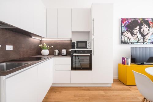 ミラノにあるSan Babila Design Apartment R&Rの白いキッチン(シンク、電子レンジ付)
