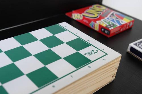 a chess board next to a box and a game at Casa do Píer in Governador Celso Ramos