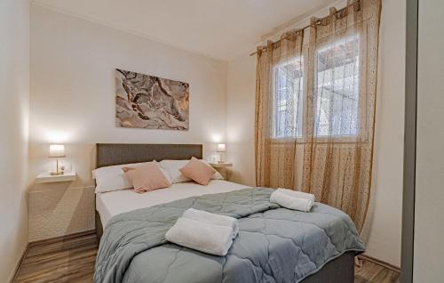 - une chambre avec un grand lit et une fenêtre dans l'établissement Lovely Home In Vela Luka With House Sea View, à Vela Luka
