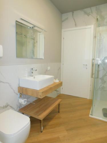 a bathroom with a sink and a toilet at Casa Jotti in Cardano al Campo