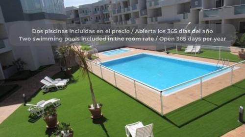 een weergave van een zwembad in een appartement bij Maracuyá con piscina, terraza, smart tv, cocina completa y WIFI in Corralejo