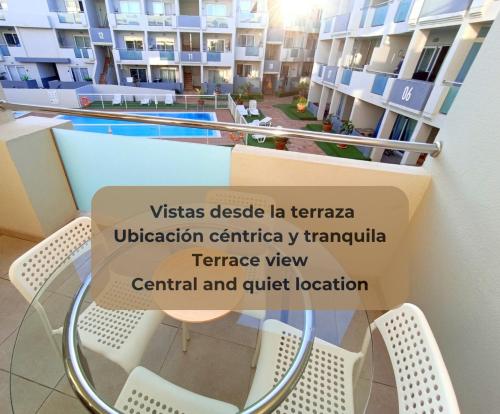 een bord op een balkon van een appartementencomplex bij Maracuyá con piscina, terraza, smart tv, cocina completa y WIFI in Corralejo