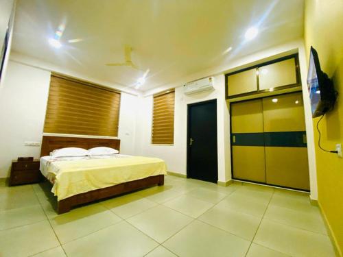 Cama ou camas em um quarto em Phoenix Residency, Near MVR Cancer Centre, Vellalassery, NIT, Calicut