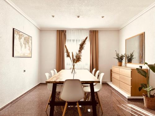 a dining room with a table and chairs at La Villa in Benicàssim