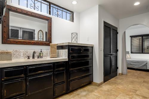 baño con lavabo, espejo y cama en H1 California Adobe Estate at Moonlight Ranch, Views, Private, Heated pool, Jacuzzi, Petting zoo!, en Vista