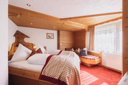 Postel nebo postele na pokoji v ubytování Genusshotel Vermala Montafon