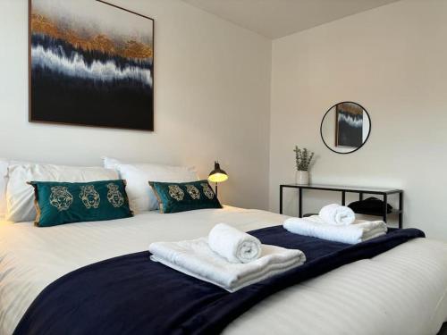 een slaapkamer met een bed met handdoeken erop bij 2 Bed House Nr Shrewsbury Hospital in Bicton