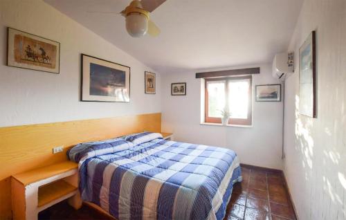 um pequeno quarto com uma cama e uma janela em Beautiful Home In Joppolo With Wi-fi em Ioppolo